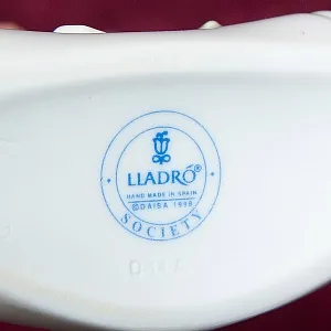 Фарфоровая Настольная плакетка LLADRO Society, Испания, 1985 - 2001 годы. 