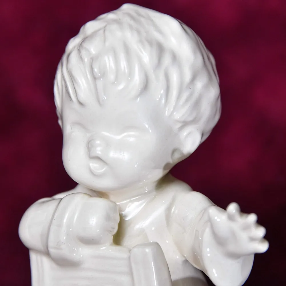 Авторская Фарфоровая Статуэтка «Мальчик и щенок», Goebel Германия, 80 -е годы ХХ века.