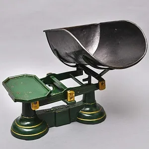 Большие Антикварные Чугунные Кухонные Весы с чашкой для сыпучих продуктов, Англия начало ХХ века.