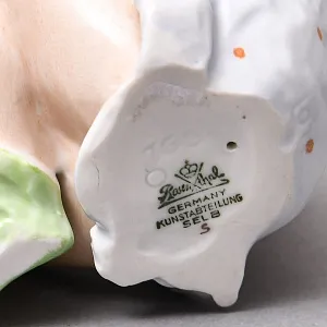 Коллекционная Фарфоровая статуэтка «Завтрак вдвоем. Девочка и птица», ROSENTHAL Германия - 1938 год. 