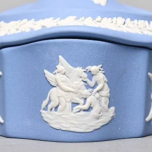Шкатулка - Бонбоньерка «Мотив с Путти», фарфор ВЕДЖВУД / WEDGWOOD, Англия, вторая половина ХХ века.