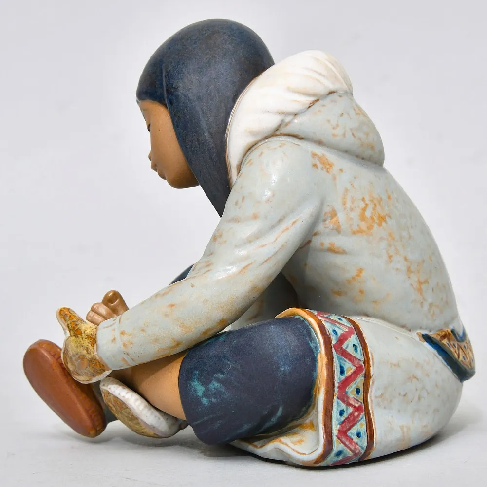 Фарфоровая Статуэтка  «Эскимос девочка - замерзла», Грес Lladro, Испания - 1985 год.