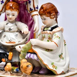 Редкость! Антикварная Фарфоровая Статуэтка «КОРМЛЕНИЕ КУР», Aсkermann & Fritze Германия.