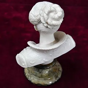 Коллекционная статуэтка - бюст «Герцогиня», Камень, Франция - середина ХХ века. 