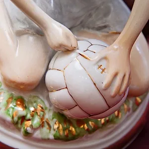 Фарфоровая статуэтка «Мальчик, надувающий мяч», «Красный фарфорист» Чудово, СССР -1956 год. 