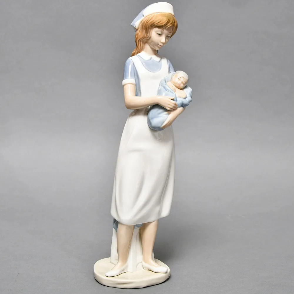 Коллекционная Фарфоровая статуэтка «Медсестра с младенцем», NAO by Lladro Испания.