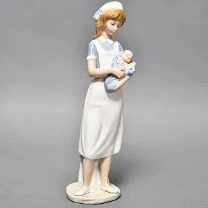 Коллекционная Фарфоровая статуэтка «Медсестра с младенцем», NAO by Lladro Испания.