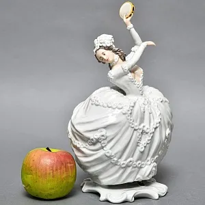Антикварная Фарфоровая статуэтка «Девушка с бубном», Rosenthal Германия, 1912 - 1914 годы. 