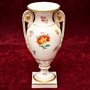Фарфоровая Ваза в стиле Ампир, SP Dresden Германия, середина ХХ века.