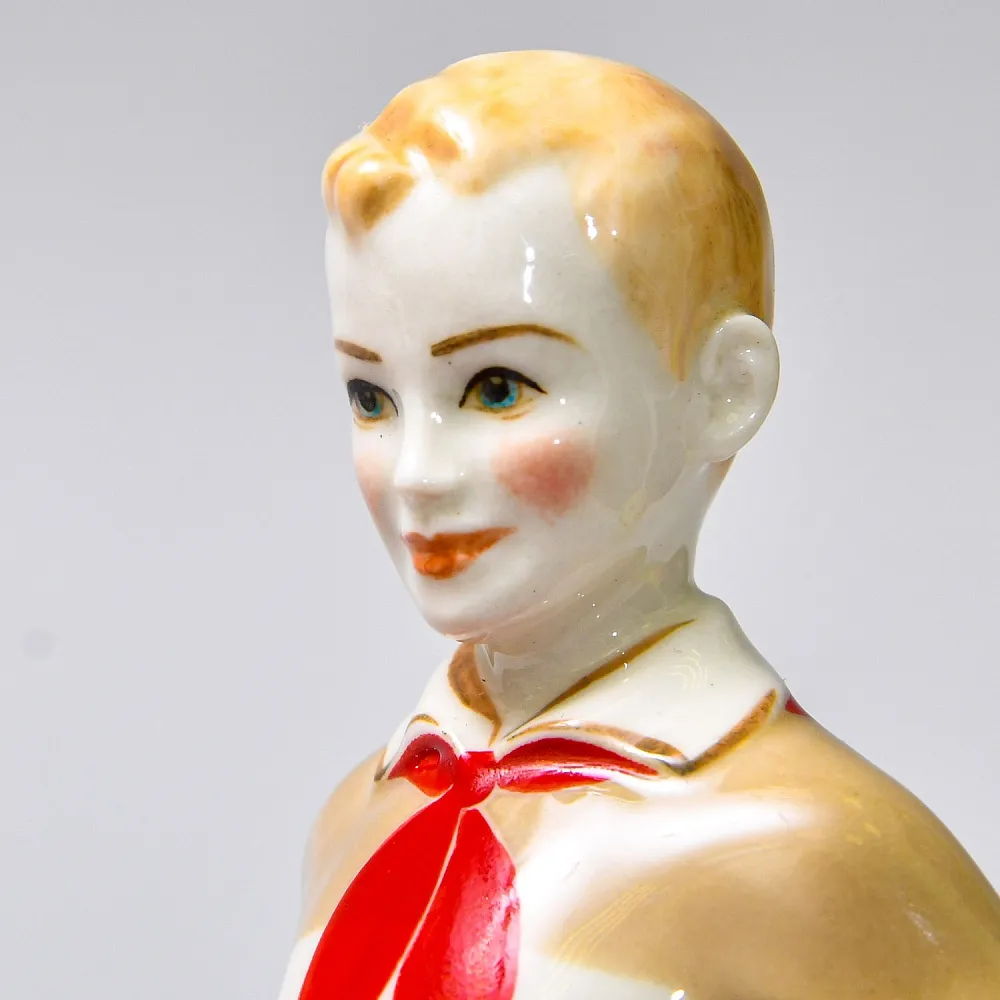 Авторская Коллекционная Фарфоровая Статуэтка «Юный Футболист», Россия.