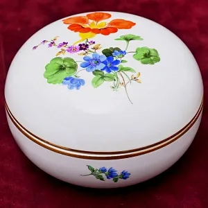 Шкатулка - Бонбоньерка круглой формы из коллекции «BLUMEN», Фарфор MEISSEN Германия.