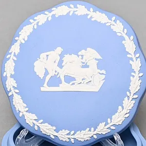 Шкатулка - Бонбоньерка «Колесница», фарфор ВЕДЖВУД / WEDGWOOD, Англия, вторая половина ХХ века.