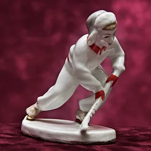 Коллекционная Фарфоровая статуэтка «Юный хоккеист», ЛЗФИ СССР, 1956 - 1967 годы. 