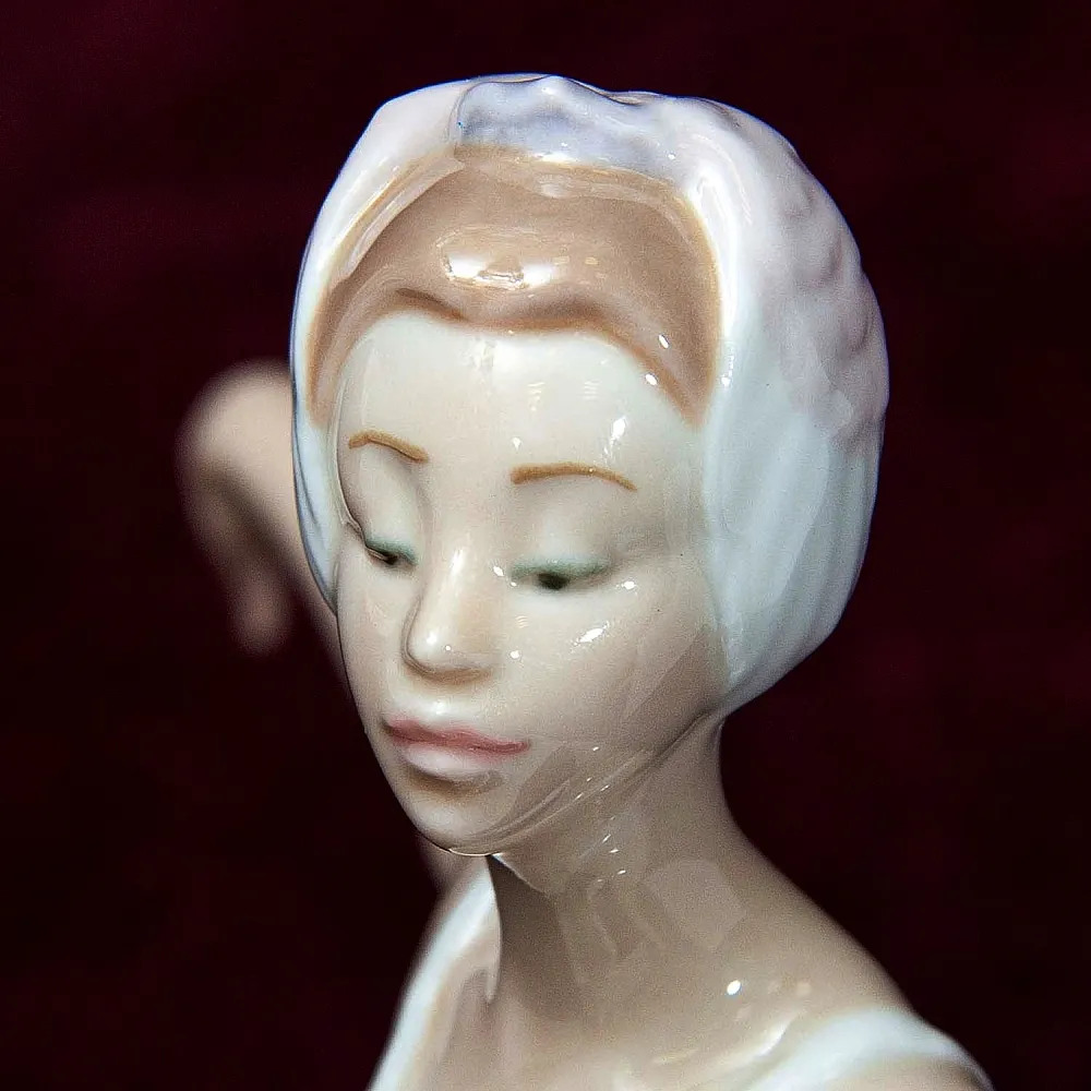 Коллекционная Фарфоровая статуэтка «Балерина - Лебединое озеро» Lladro, Испания.