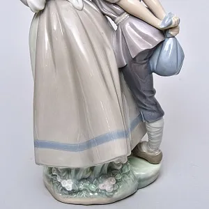 Коллекционная Фарфоровая статуэтка «Голландские дети с корзиной фруктов», Lladro Испания, 1971 - 1974 годы.