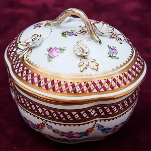 Редкость! Коллекционная Шкатулка-Бонбоньера «Грация» Фарфор SP Dresden Германия.
