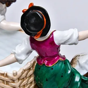 Коллекционная Фарфоровая статуэтка «Сбор винограда», Германия - вторая половина ХХ века. 