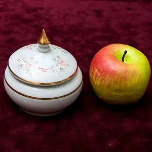 Шкатулка - Бонбоньерка из серии «JILIS» Фарфор Лимож Limoges Франция -70 гг.