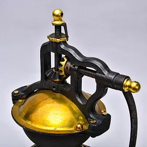 Большая Антикварная Чугунная Ручная Механическая Кофемолка - Мельница PEUGEOT, Франция начало ХХ века.