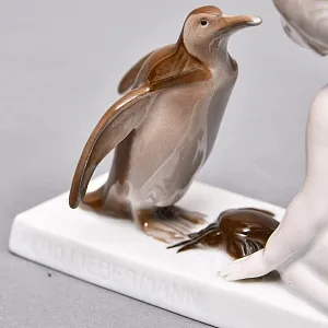 Антикварная Фарфоровая статуэтка «Мальчик, пингвин и краб», ROSENTHAL Германия, первая половина ХХ века.