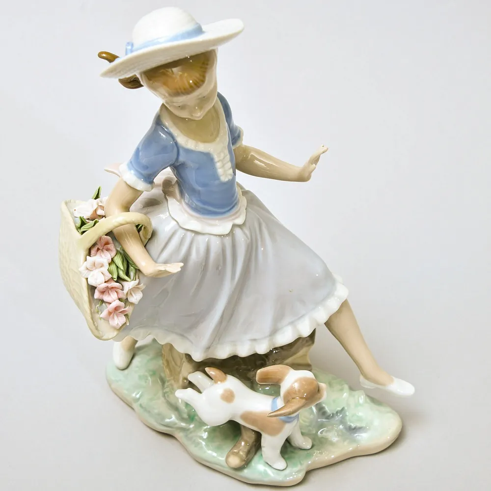Авторская Фарфоровая Статуэтка «Девочка с цветами и cобака», Lladro Испания - 1974 год.