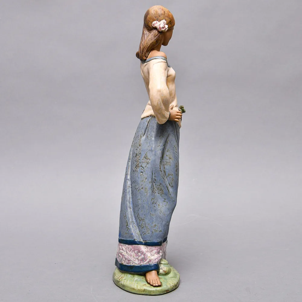 Большая Фарфоровая статуэтка «Девушка с корзиной фруктов», Lladro серия Грес, Испания.