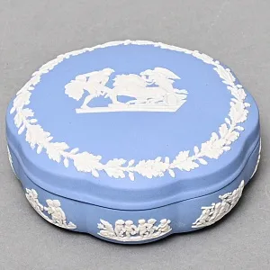 Шкатулка - Бонбоньерка «Колесница», фарфор ВЕДЖВУД / WEDGWOOD, Англия, вторая половина ХХ века.
