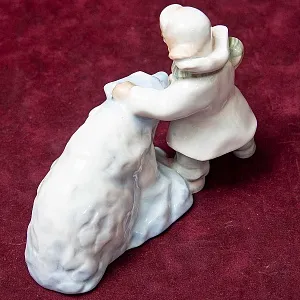 Авторская Коллекционная Фарфоровая Статуэтка «Мальчик и Снежный Медведь», Дулёво Россия.