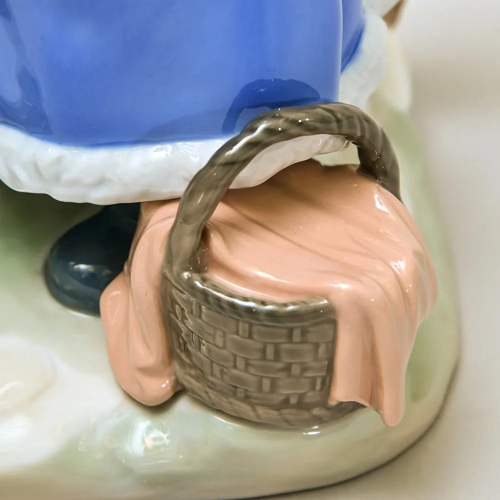 Коллекционная Фарфоровая статуэтка «Морозная зима или Девочка с птицей», Lladro Испания, 1985 год.