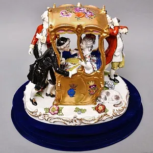 Антикварная Фарфоровая статуэтка «Дама в золотом портшезе», Carl Thieme Германия, 1864 - 1888 годы. 