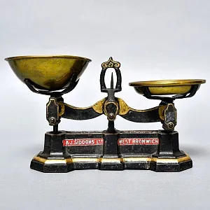 Антикварные Кухонные Весы с чашкой для сыпучих продуктов на 1 фунт, Англия начало ХХ века.