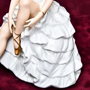 Коллекционная статуэтка «Балерина, завязывающая пуанту», Фарфор WALLENDORF, Германия.