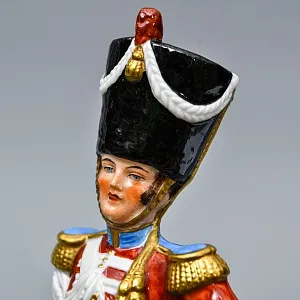 Коллекционная Фарфоровая статуэтка «Солдаты Британской армии. Тамбур - майор», SITZENDORF Германия.