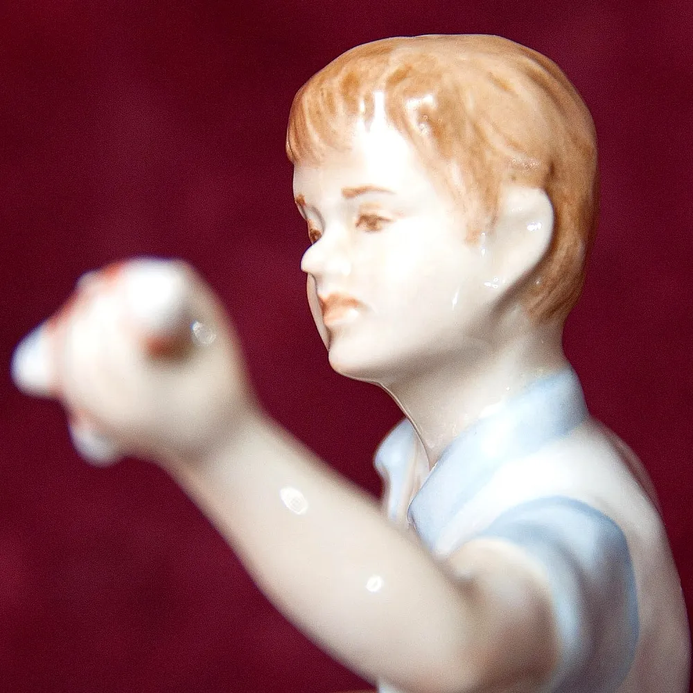 Авторская Коллекционная Фарфоровая Статуэтка «Мальчик с Ракетой», Дулёво Россия.