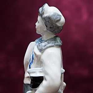 Коллекционная Авторская Фарфоровая статуэтка «Мальчик с коньками», ЛФЗ СССР 1958 год.