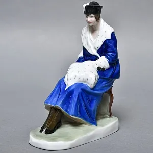 Антикварная фарфоровая статуэтка «Дама с горностаевой муфтой», Fraureuth Германия, 1919 - 1926 годы. 