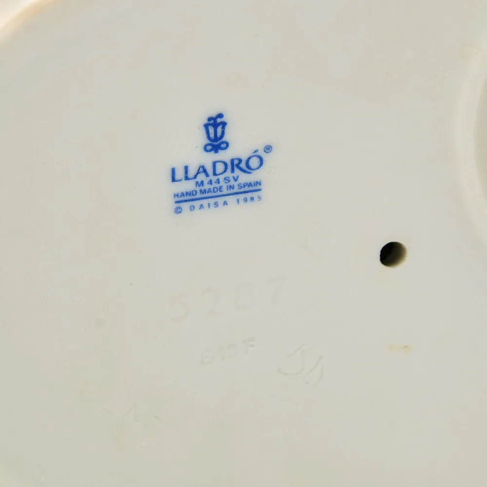 Коллекционная Фарфоровая статуэтка «Морозная зима или Девочка с птицей», Lladro Испания, 1985 год.