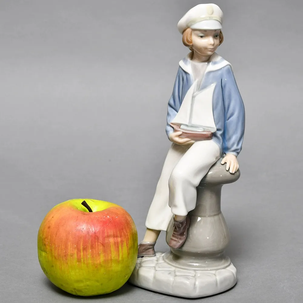 Коллекционная Фарфоровая статуэтка «Мальчик c корабликом», Lladro Испания, вторая половина ХХ века.