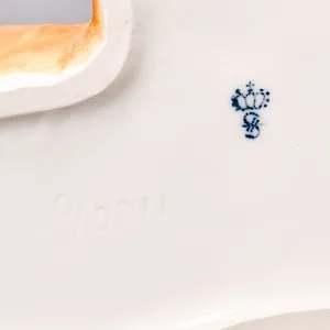 Коллекционная Фарфоровая статуэтка «Кошка с мячом», Sitzendorf Германия, вторая половина ХХ века.