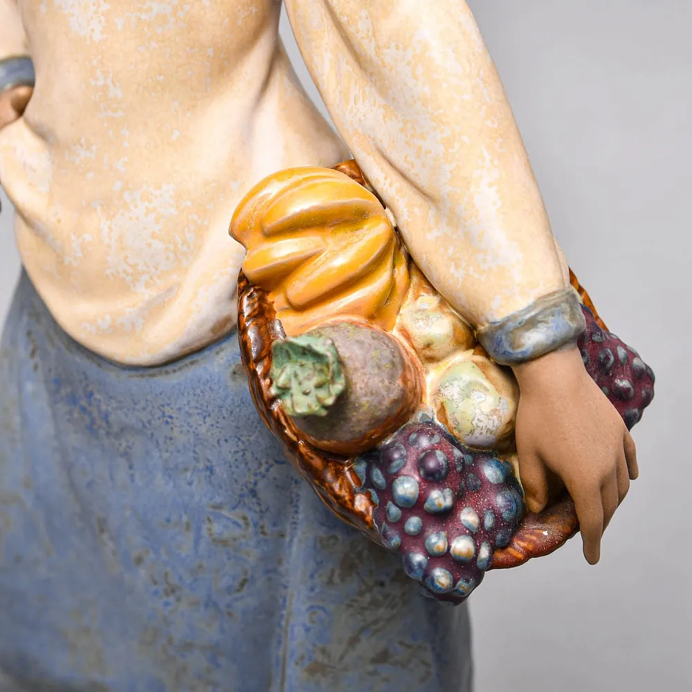 Большая Фарфоровая статуэтка «Девушка с корзиной фруктов», Lladro серия Грес, Испания.