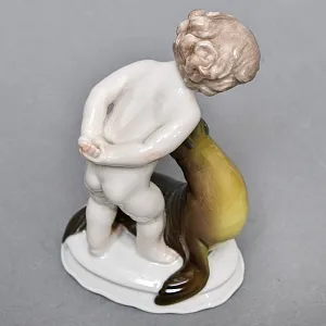 Коллекционная Фарфоровая статуэтка «Мальчик и тюлень», ROSENTHAL Германия, 1943 - 1948 годы.