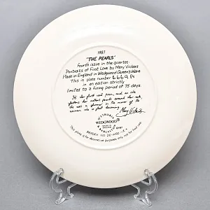 Коллекционная Фарфоровая тарелка «Девушка в жемчужном ожерелье», Wedgwood Англия - 1987 год. 