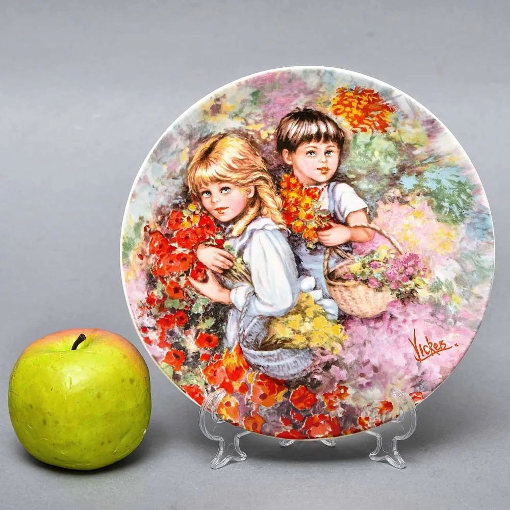 Коллекционная Фарфоровая тарелка «Детство. Наш сад», Wedgwood Англия - 1983 год. 