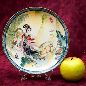 Коллекционная Номерная Тарелка «Китайская девушка c веером» Фарфор, Китай -1986 год.