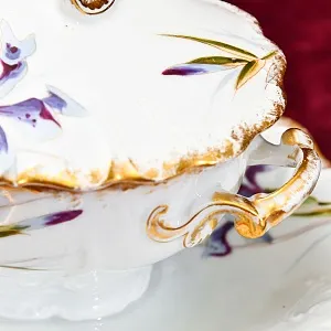 Редкость! Соусник - Судок с крышкой и ложкой "Цветы Ирисы" , Limoges Франция, середина ХХ века.