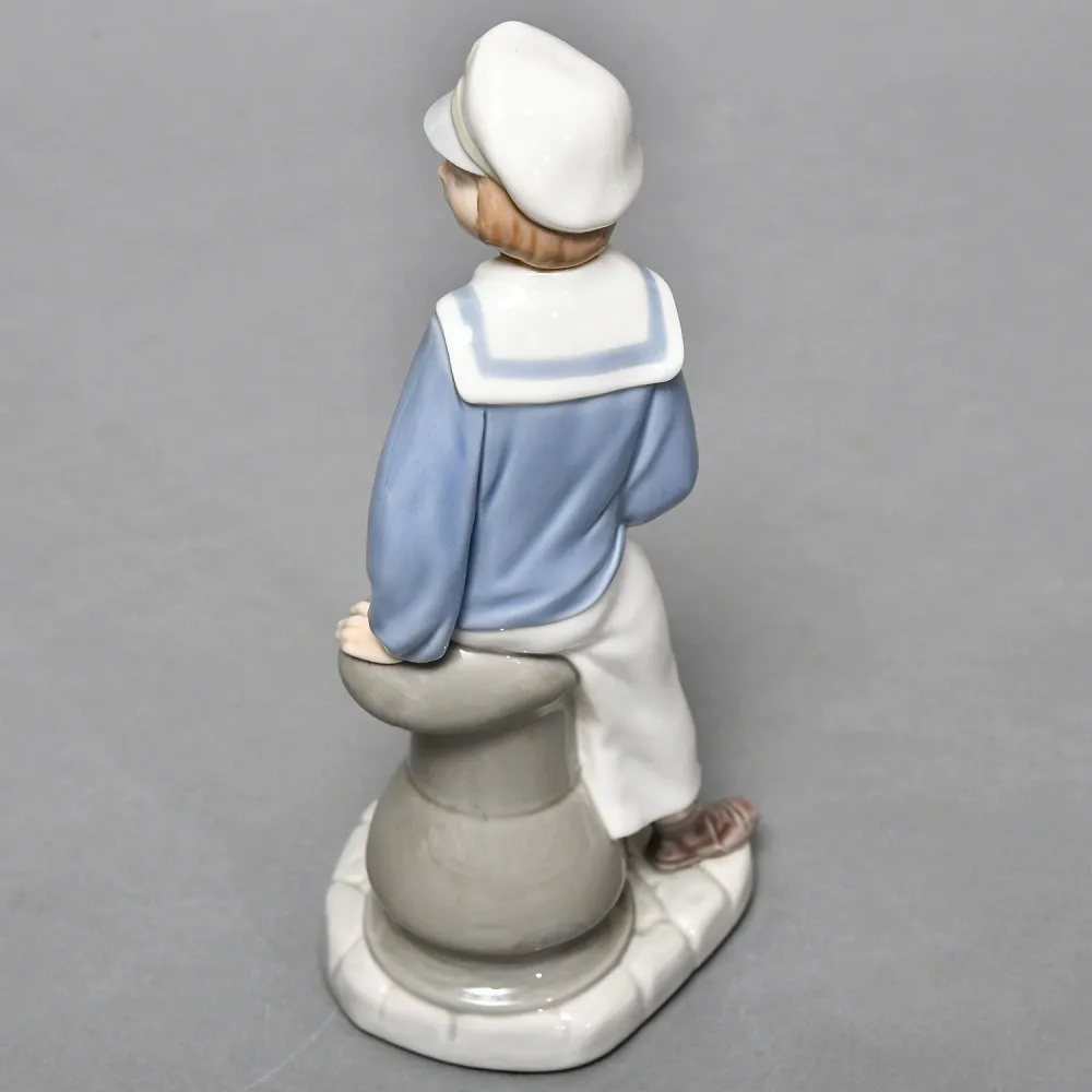 Коллекционная Фарфоровая статуэтка «Мальчик c корабликом», Lladro Испания, вторая половина ХХ века.