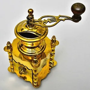 Редкость! Коллекционная Ручная механическая кофемолка «Der Meister die Küche» Латунь Германия..