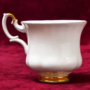 Коллекционная Фарфоровая Кофейная пара «Белое Золото», ROYAL ALBERT Англия, вторая половина ХХ века.