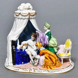 Миниатюрная Фарфоровая статуэтка «Утренние одевания», Scheibe Alsbach Германия, первая половина ХХ в. 