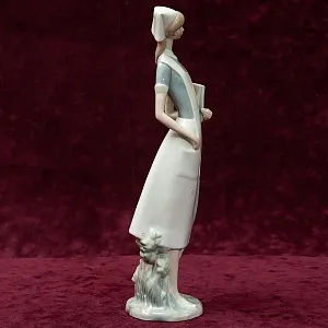 Фарфоровая статуэтка «Молодая Медсестра» из серии «Медицина» Lladro, Daisa, Испания - Н-36 см.
